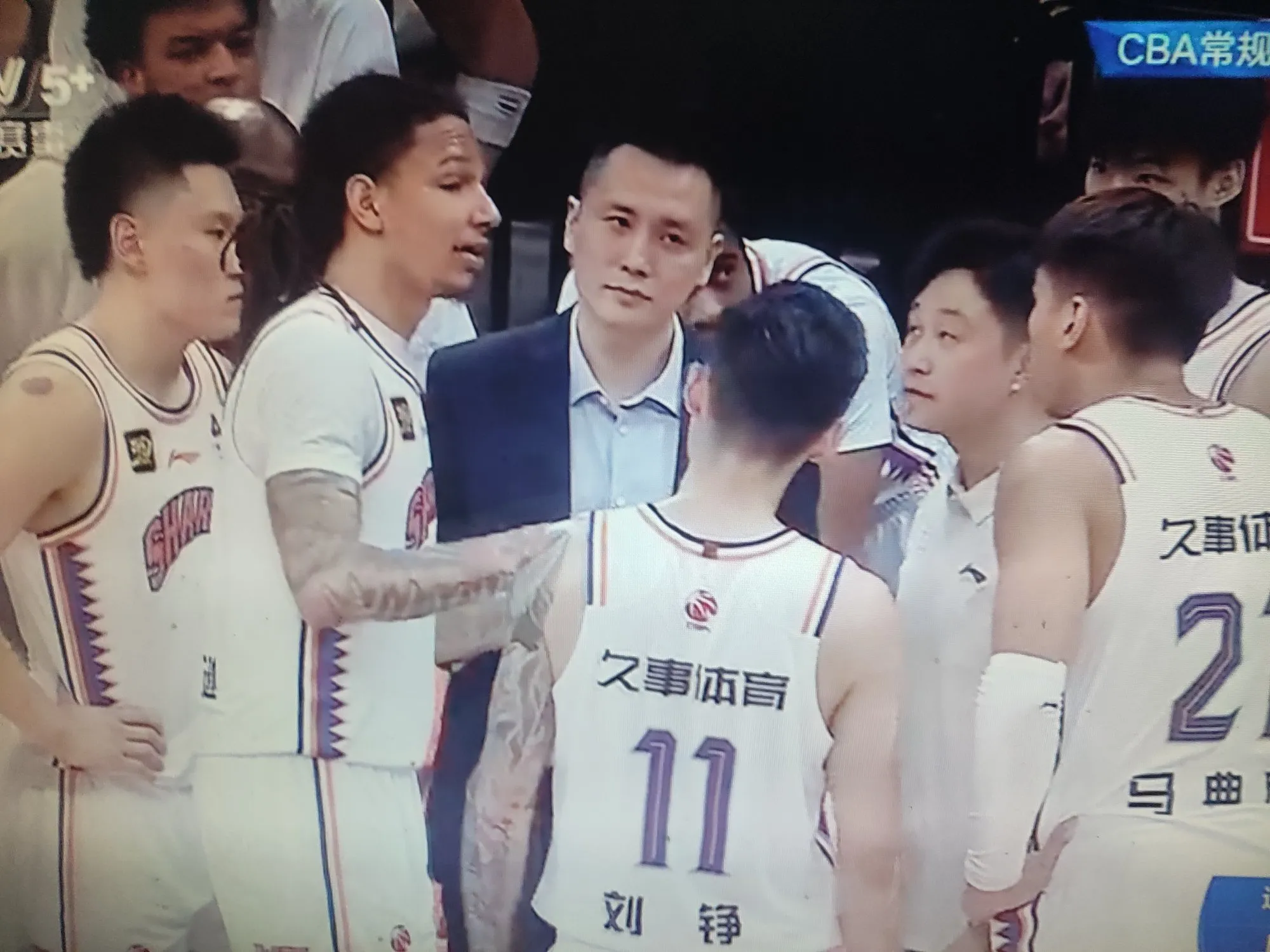 包含上海队在主场不敌辽宁队，遭受连败的词条