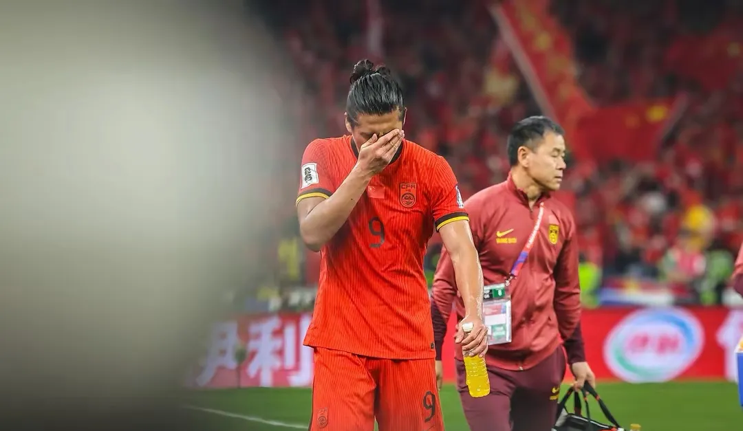 中国选手受伤坚持比赛,感动现场 中国选手受伤坚持比赛,感动现场