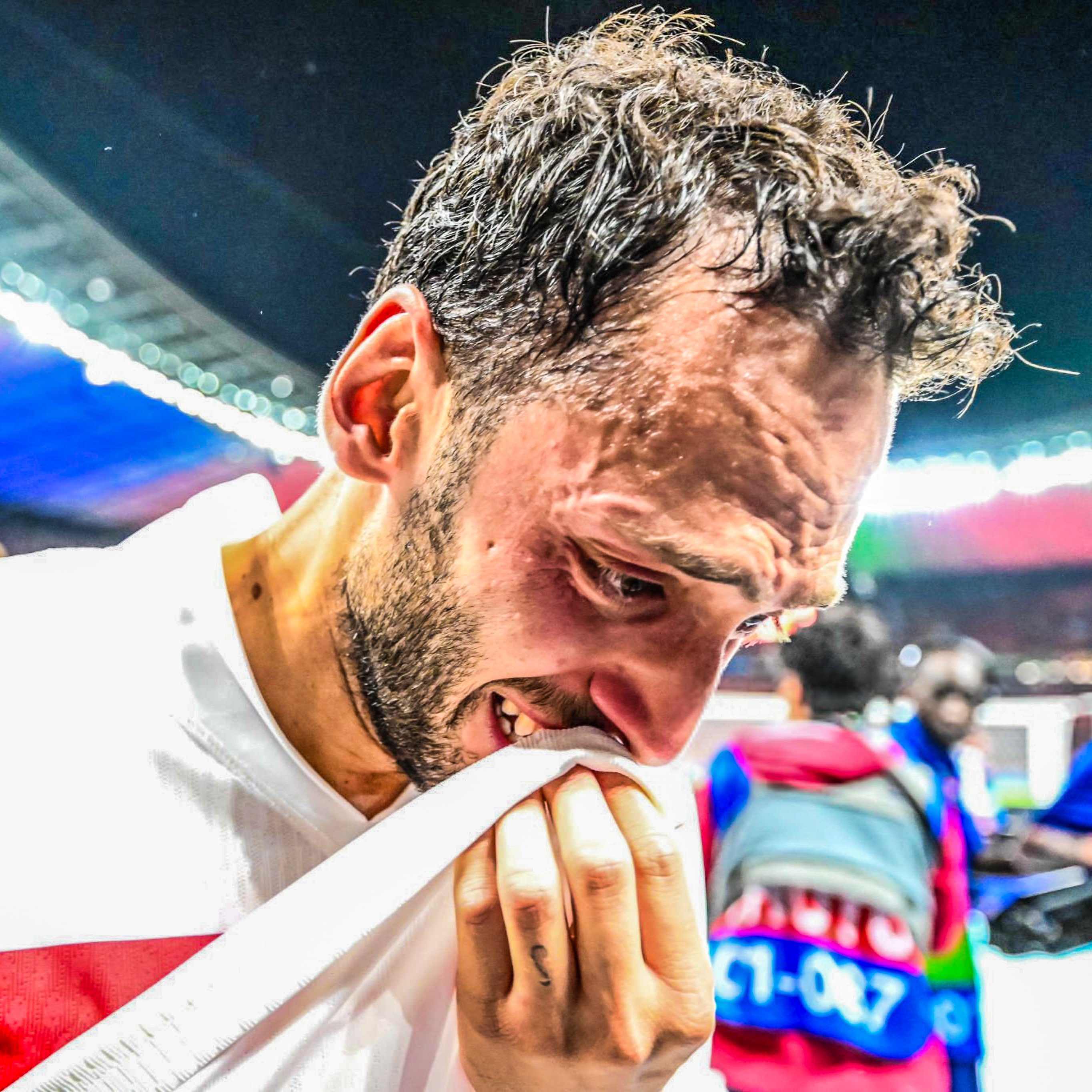 关于足球场上发生惊险一幕，球迷为之捏一把汗的信息